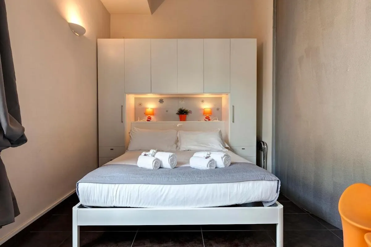 Glam Apartments Florens 0*,  Italien